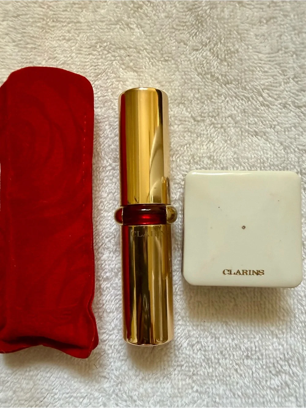 CLARINS: Highlighting Shimmer Powder and Adjustable Nat’l Bristle Travel Brush